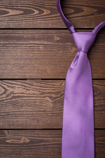 Gravata roxa na mesa de madeira — Fotografia de Stock