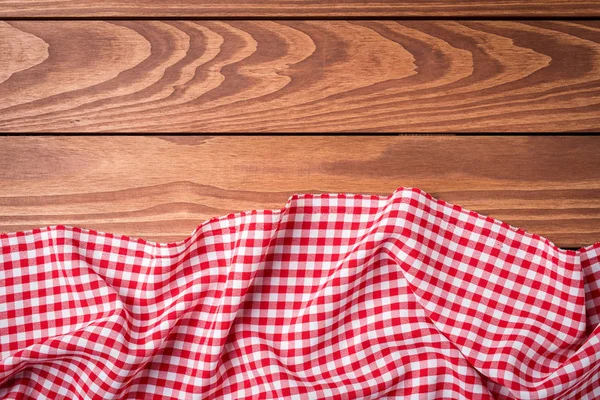 木製のテーブルに折り畳まれたテーブル クロス赤 — ストック写真