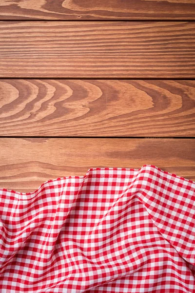 木製のテーブルに折り畳まれたテーブル クロス赤 — ストック写真