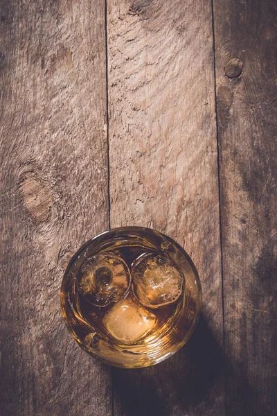 Un vaso de whisky. Vista superior —  Fotos de Stock