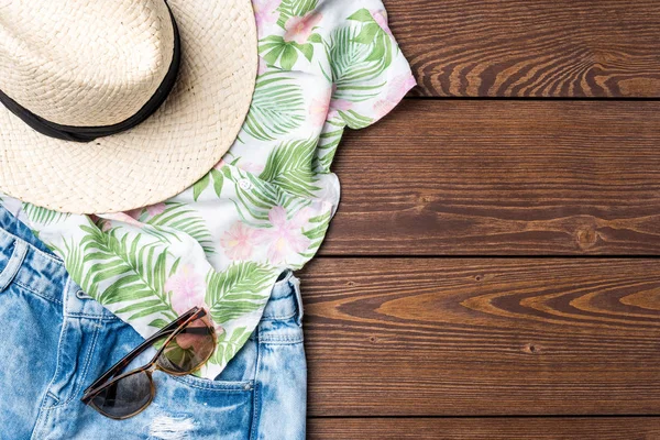 Mulher roupas de verão em fundo de madeira — Fotografia de Stock