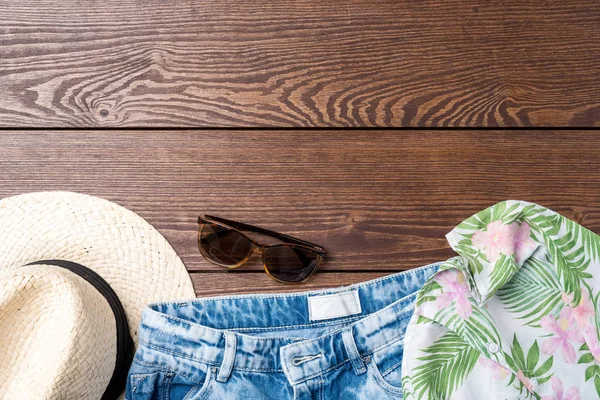 Mulher roupas de verão em fundo de madeira — Fotografia de Stock