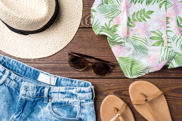 Mulher roupas de verão em fundo de madeira — Fotografia de Stock