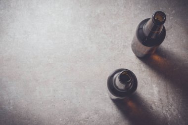 Karanlık masada bira şişeleri