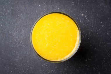 Bir bardak portakal suyu.