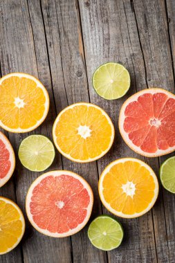Portakal, greyfurt ve limon yarısı ile renkli meyve arka plan