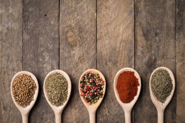 Otlar ve baharatlar tahta kaşıklar üzerinde