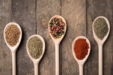 Otlar ve baharatlar tahta kaşıklar üzerinde