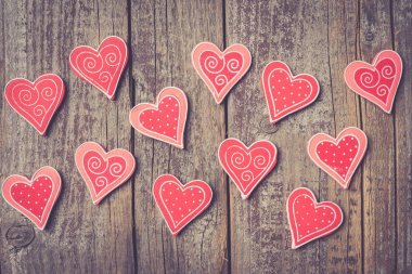 Eski bir ahşap masa kırmızı kalpler. Sevgililer günü arka plan