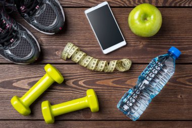 Fitness Spor donatımı ahşap zemin üzerinde arka plan. Üstten Görünüm