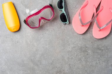 Yaz arka plan gri taş zemin üzerine plaj aksesuarları ile. Üstten Görünüm