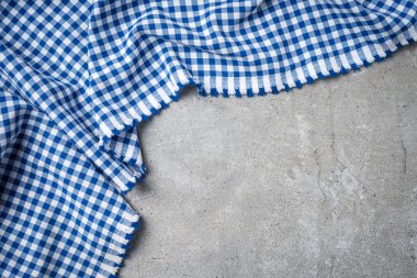 Mavi katlanmış masa örtüsü