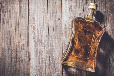 Bir şişe viski. Üstten Görünüm