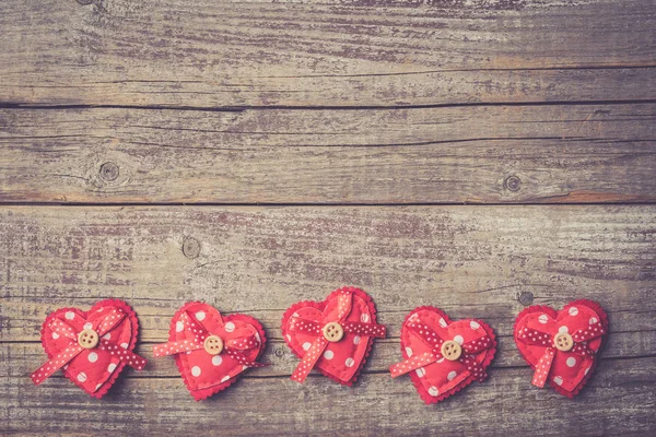 Красные Сердца Старом Деревянном Столе День Святого Валентина Фон — стоковое фото