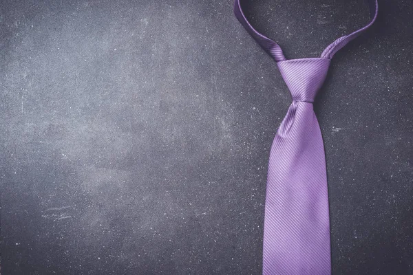 Элегантный фиолетовый галстук — стоковое фото