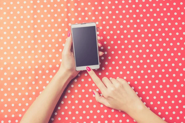 Mujer Usando Teléfono Inteligente Blanco Sobre Fondo Rojo Punteado — Foto de Stock