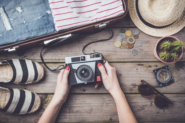 Resor Förberedelser Koncept Med Resväska Kläder Och Accessoarer Ett Gammalt — Stockfoto