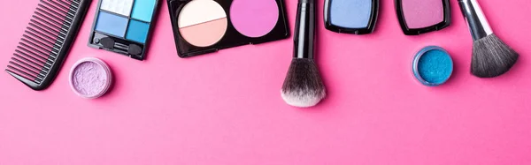 Productos de maquillaje sobre fondo rosa — Foto de Stock