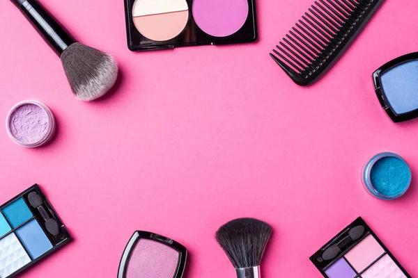 Productos de maquillaje sobre fondo rosa — Foto de Stock