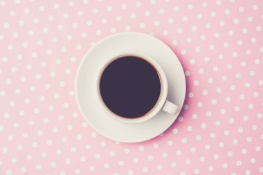 Pembe noktalı masada kahve fincanı