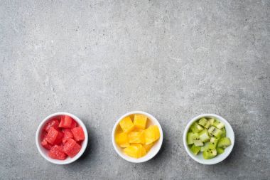 Beyaz kase içinde kesilmiş meyve havai çekim