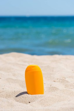 Güneş kremi şişe sahilde