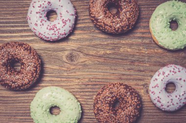 Ahşap masa üzerinde renkli donut