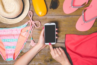 Eski bir ahşap zemin üzerine yaz aksesuarları