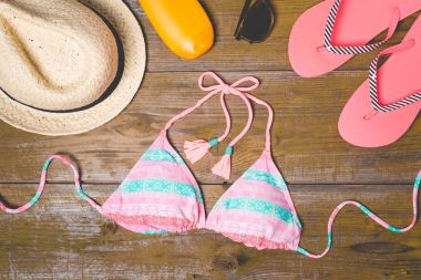 Eski bir ahşap zemin üzerine yaz aksesuarları