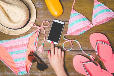 Eski bir ahşap zemin üzerine yaz aksesuarları