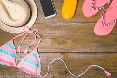 Eski bir ahşap zemin üzerine yaz aksesuarları