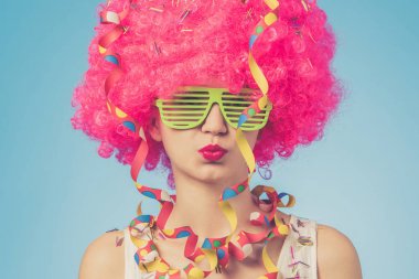 Pembe peruk ve Yeşil gözlük güzel kadın portresi