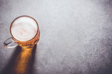 Bira cam taş masada