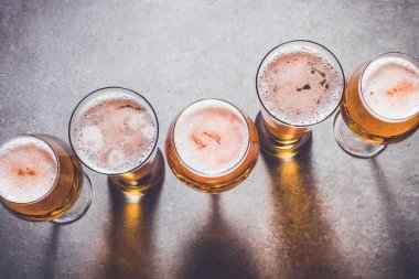 Taş masada bira gözlük