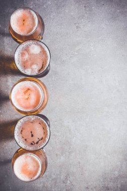 Taş masada bira gözlük