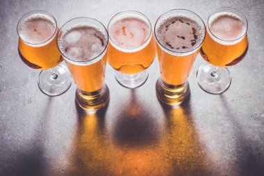 Taş masada bira gözlük