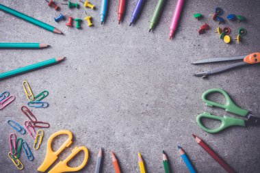 Okul malzemeleri taş zemin üzerine