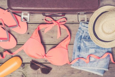 ahşap zemin üzerinde plaj aksesuarları