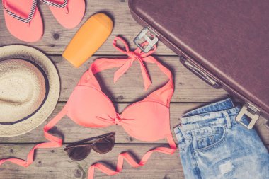 ahşap zemin üzerinde plaj aksesuarları