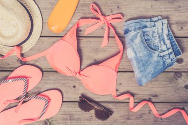 ahşap zemin üzerinde plaj aksesuarları