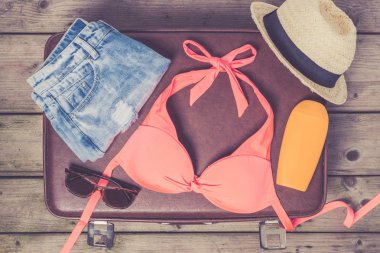 ahşap zemin üzerinde plaj aksesuarları