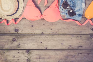 ahşap zemin üzerinde plaj aksesuarları