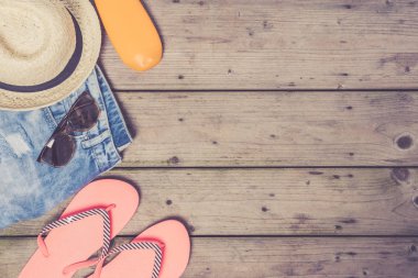 ahşap zemin üzerinde plaj aksesuarları