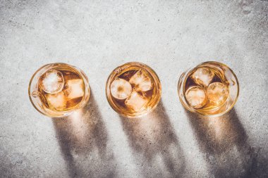 Bardak viski gri taş masada