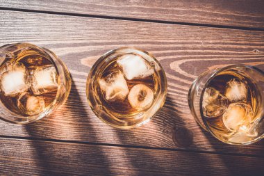 Bardak viski eski ahşap masa