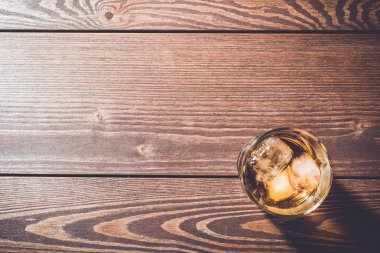 Bardak viski eski ahşap masa