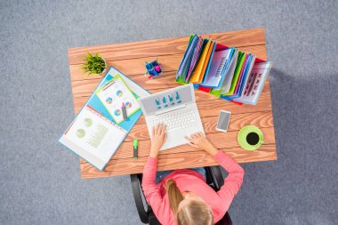 Ofiste bilgisayar üzerinde çalışan kadın havai çekim