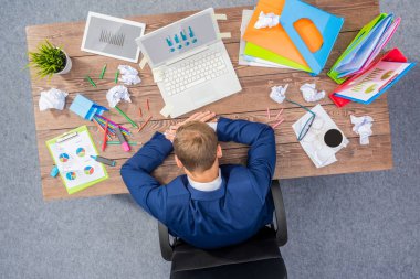 Mavi elbiseli overworked işadamı