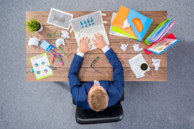 Mavi elbiseli overworked işadamı