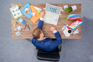 Mavi elbiseli overworked işadamı